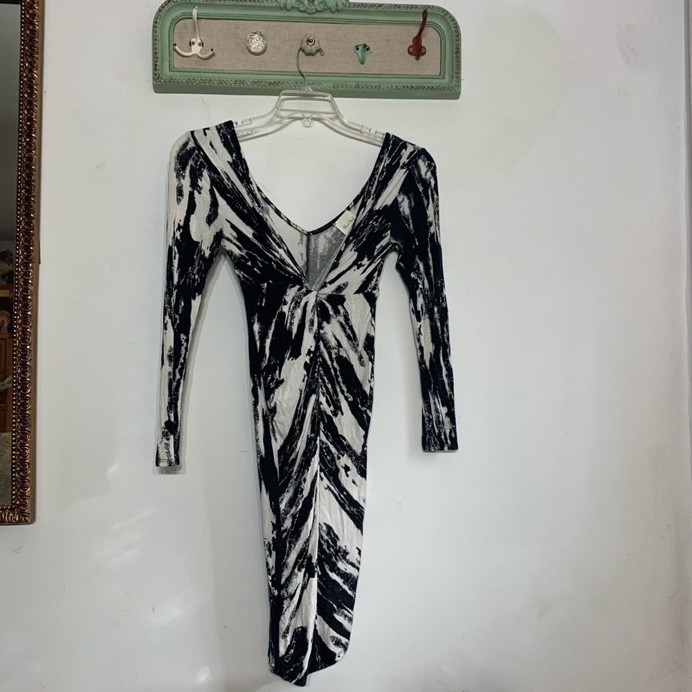 Black Bead Usa Black White Marble Fitted V Neck & Back Long Sleeve Mini Dress